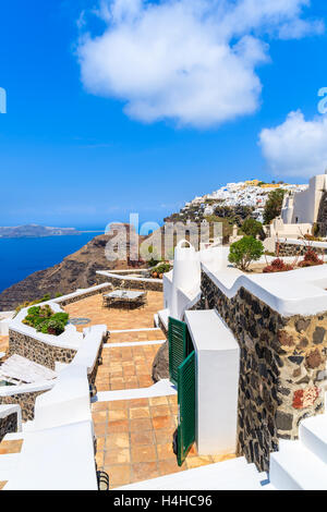 Ansicht von Firostefani Dorf mit vielen Boutique-Hotels gebaut auf Klippen, Santorin, Griechenland Stockfoto