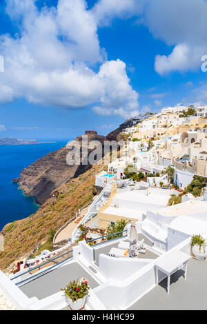 Typische griechische Architektur in Firostefani Dorf und Blick auf den Vulkan Caldera, Santorin, Griechenland Stockfoto