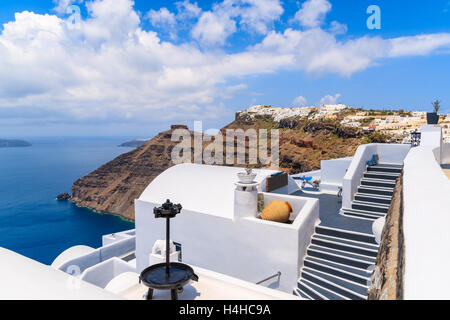 Wanderweg in Firostefani Dorf mit vielen typischen weißen Häuser auf Klippen, Santorin, Griechenland Stockfoto