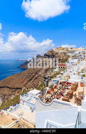 Blick auf schöne Firostefani Dorf mit typischen weißen Architektur, Santorin, Griechenland Stockfoto