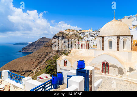 Kirche in schönen Firostefani Dorf und Meer sehen, Santorin, Griechenland Stockfoto