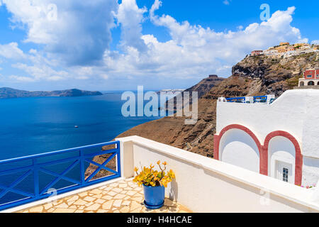 Terrasse mit Blumentopf im schönen Dorf Firostefani und Blick aufs Meer, Insel Santorin, Griechenland Stockfoto