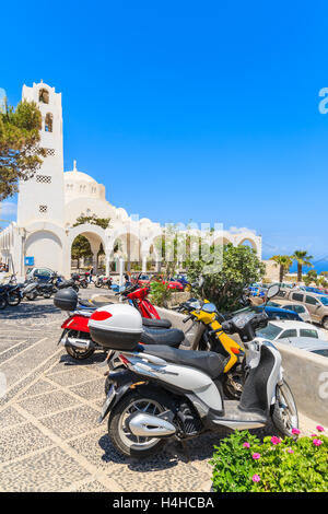 Insel Santorin, Griechenland - 22. Mai 2016: Parkplatz vor einer Kirche in Firostefani Dorf auf der Insel Santorin, griechischen-Roller Stockfoto