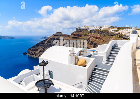 Wanderweg in Firostefani Dorf mit Blick auf Caldera und Meer, Insel Santorin, Griechenland Stockfoto