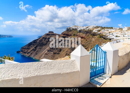 Eine Straße in Firostefani Dorf mit Blick auf Caldera und Meer, Insel Santorin, Griechenland Stockfoto