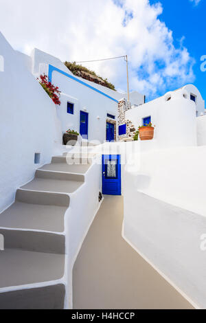 Schritte zum typischen griechischen Häusern im Dorf Imerovigli auf Santorin, Griechenland Stockfoto