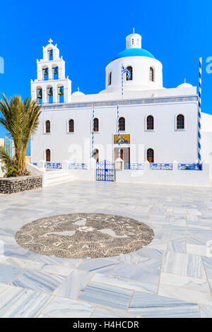 Stadt OIA, Santorin - 23. Mai 2016: Weiße Kirche Agia Panagia im Dorf Oia auf Santorin, Kykladen, Griechenland. Stockfoto