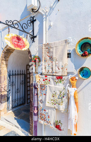 Stadt OIA, Santorin - 22. Mai 2016: Shop mit Souvenirs auf Straße in der Stadt Oia auf Santorin, Griechenland. Stockfoto