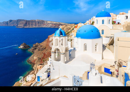 Blick auf berühmte Dorf Oia mit blauen Kuppeln von Kirchengebäuden, Santorin, Griechenland Stockfoto