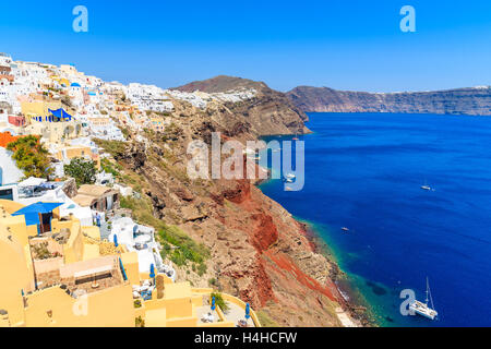 Aussicht auf Fira Dorf gebaut auf Vulkan Klippe und das blaue Meer der Insel Santorini, Griechenland Stockfoto