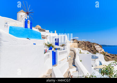 Typische griechische Häuser und Windmühle auf Straße von Dorf Oia, Santorin, Griechenland Stockfoto