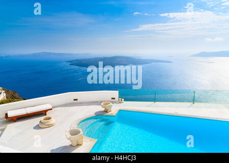 Dorf OIA, Santorin - 24. Mai 2016: Ein Blick auf Caldera und Luxus Hotel-Pool im Vordergrund, typisch weißen Bogen Stockfoto