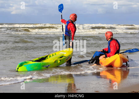 Kijkduin Strand, Niederlande - Oktober 14, 2012: Mann und Frau mit Sitzen auf top Kajaks Stockfoto