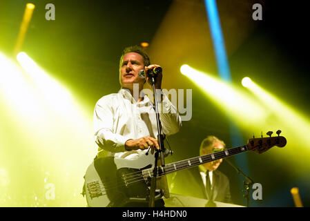 BARCELONA - 27 Mai: Orchestral Manoeuvres in the Dark, auch bekannt als OMD (Band) führt bei Primavera Sound Festival 2015, ATP Stockfoto