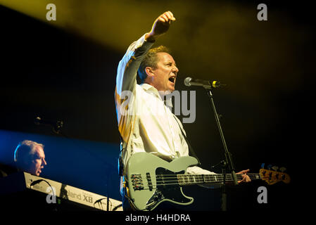 BARCELONA - 27 Mai: Orchestral Manoeuvres in the Dark, auch bekannt als OMD (Band) führt bei Primavera Sound Festival 2015. Stockfoto