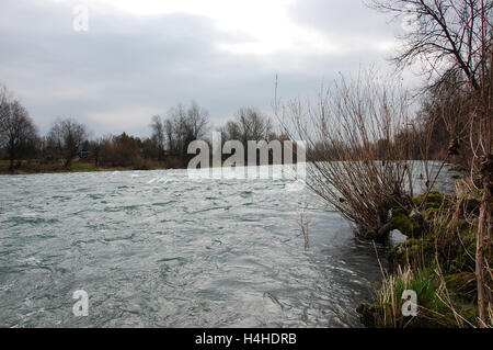 Fluss Sava, übersichtliche und schnelle Wasser mit Stromschnellen und Wellen drauf Stockfoto