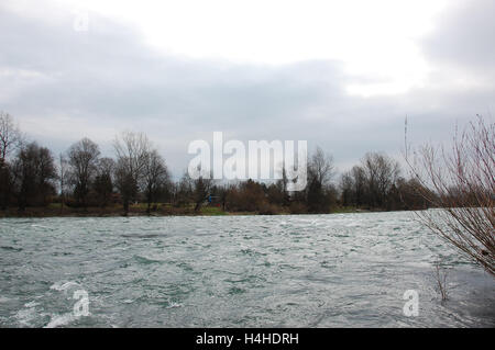 Fluss Sava, übersichtliche und schnelle Wasser mit Stromschnellen und Wellen drauf Stockfoto