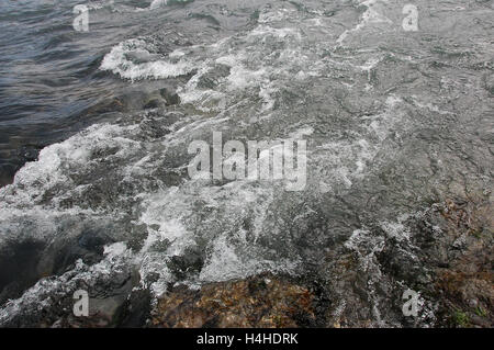 Fluss Sava, übersichtliche und schnelle Wasser mit Stromschnellen und Wellen drauf Stockfoto