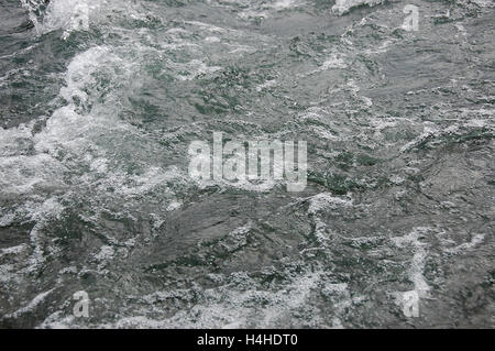 Fluss Sava, übersichtliche und schnelle Wasser mit Stromschnellen und Wellen drauf Stockfoto