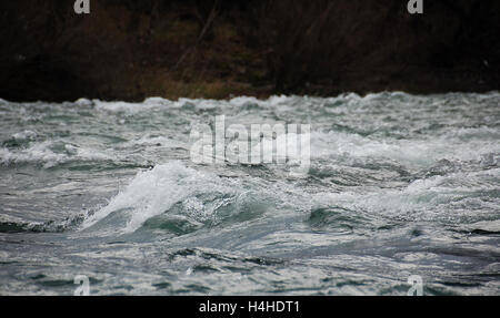 Fluss Sava, übersichtliche und schnelle Wasser mit Stromschnellen und Wellen drauf Stockfoto