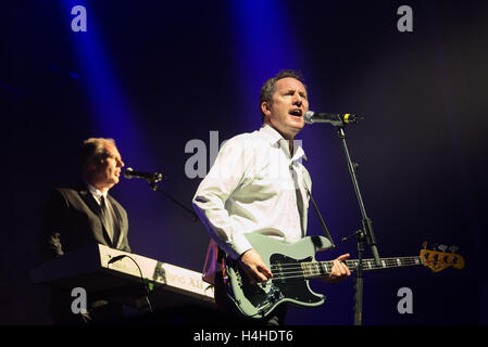 BARCELONA - 27 Mai: Orchestral Manoeuvres in the Dark, auch bekannt als OMD (Band) führt bei Primavera Sound Festival 2015. Stockfoto