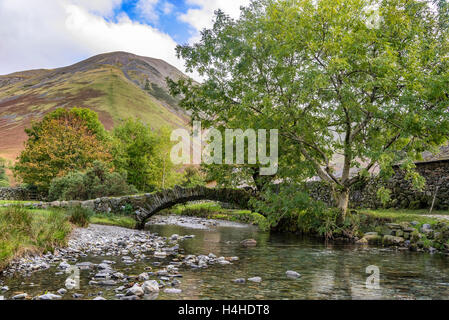 Eine alte Steinbrücke über den Beck bei Wasdale Head. Stockfoto