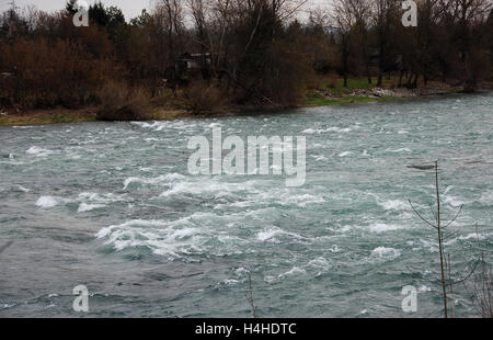 Fluss Sava, übersichtliche und schnelle Wasser mit Stromschnellen und Wellen drauf Stockfoto