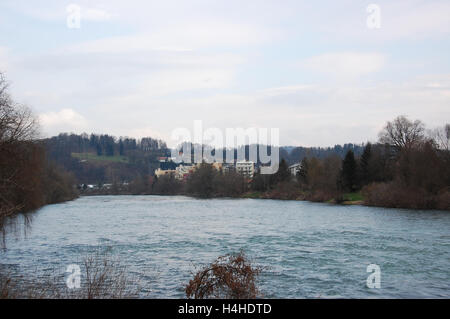 Fluss Sava, übersichtliche und schnelle Wasser mit Stromschnellen und Wellen drauf Stockfoto