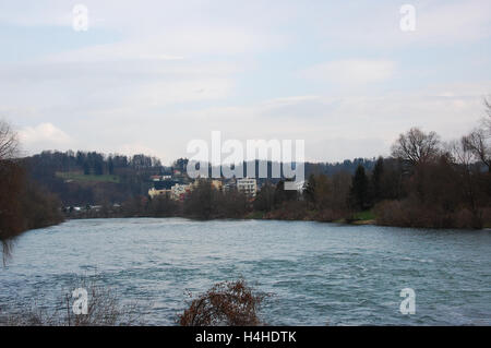 Fluss Sava, übersichtliche und schnelle Wasser mit Stromschnellen und Wellen drauf Stockfoto