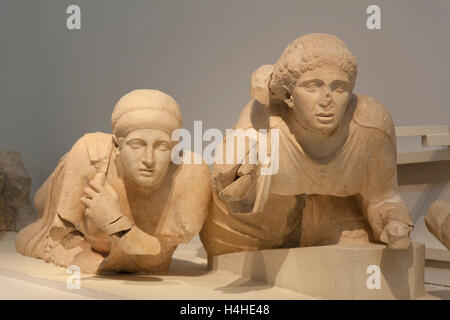 Statuen aus dem Westgiebel des Zeustempels in Olympia, Olympia-Museum, Peloponnes, Griechenland Stockfoto