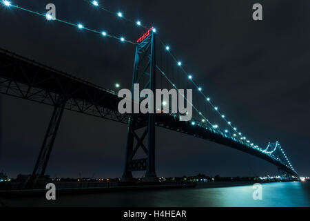 Ambassador Bridge verbindet Windsor, Ontario nach Detroit Michigan in der Nacht. Stockfoto