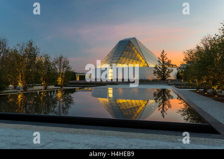 Aga Khan Museum in Toronto, Ontario in der Dämmerung mit Teich Reflexionen. Stockfoto