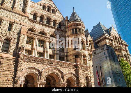 Im Stadtzentrum gelegenes Toronto altes Rathaus an einem sonnigen Morgen getroffen. Stockfoto