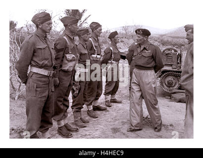 'Monti'-Feldmarschall Bernard Montgomery, der Held von El Alamein und Nordafrika, der einen Armeeplatoon überprüft. Er war einer der inspirierendsten Militärkommandeure des zweiten Weltkriegs. Zweiter Weltkrieg WW2 Stockfoto