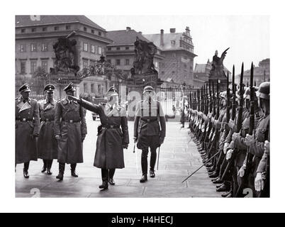 Heinrich Himmler während eines Besuchs im Zentrum von Prag mit Reinhard Heydrich und Karl Wolff. Überprüfung der deutschen SS-Truppen mit einem Heil Hitler Salute Prag Stadt Tschechoslowakei Stockfoto