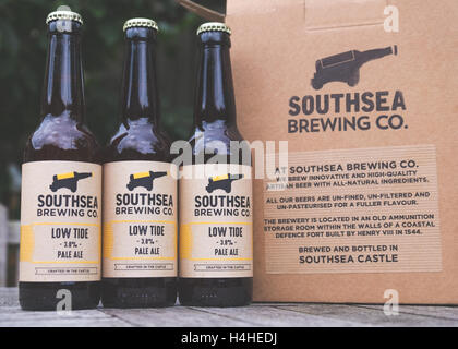 Bei Ebbe Pale Ale, gebraut von Southsea Brewing Co. ist eine handwerkliche Brauerei befindet sich in einem alten Munition Lagerraum innerhalb der Mauern der Küstenverteidigung Festung von König Henry VIII im Jahre 1544. Stockfoto