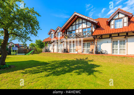 LEBA, Polen - 20. Juni 2016: typisches Haus im skandinavischen Stil im grünen Garten in der Stadt Leba, Ostsee, Polen gebaut. Stockfoto