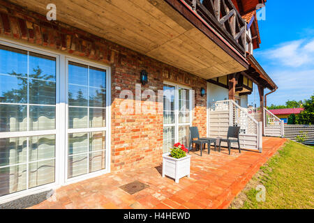 Stadt LEBA, Polen - 20. Juni 2016: Terrasse des typischen Haus im skandinavischen Stil im grünen Garten in der Stadt Leba, Ostsee, Stockfoto