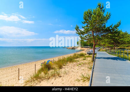 Küstenpromenade entlang Strand in Pucka Bucht auf der Halbinsel Hel, Ostsee, Polen Stockfoto