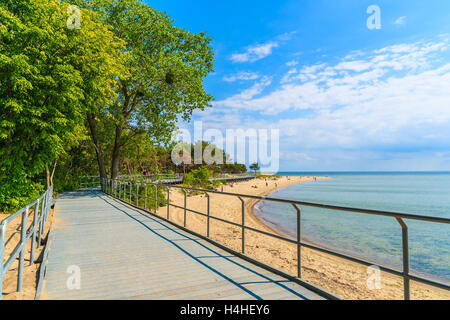 Küstenpromenade entlang Strand in Pucka Bucht auf der Halbinsel Hel, Ostsee, Polen Stockfoto