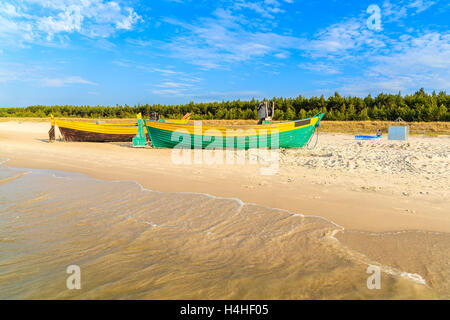 Typische Fischerboote am Strand in Debki Küstendorf bei Sonnenuntergang, Ostsee, Polen Stockfoto