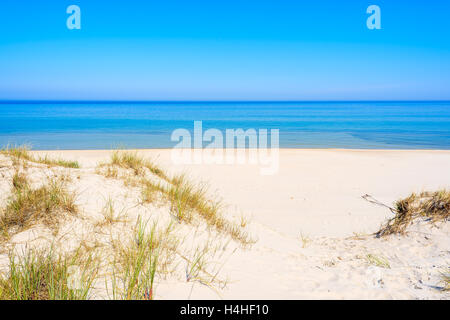 Blick auf den wunderschönen Sandstrand in der Stadt Leba, Ostsee, Polen Stockfoto