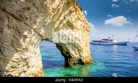 Blaue Höhlen auf der Insel Zakynthos, Griechenland. Berühmten blauen Grotten Blick auf Zakynthos. Touristen, die die Höhlen mit dem Boot. Stockfoto