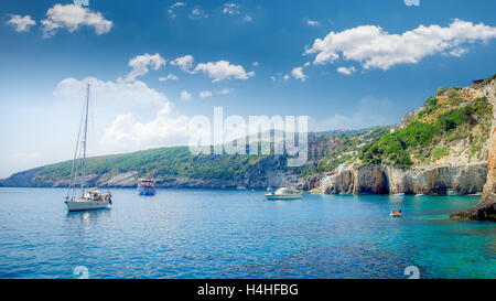 Blaue Höhlen auf der Insel Zakynthos, Griechenland. Berühmten blauen Grotten Blick auf Zakynthos. Touristen, die die Höhlen mit dem Boot. Stockfoto