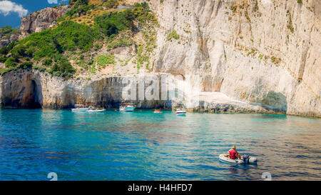 Blaue Höhlen auf der Insel Zakynthos, Griechenland. Berühmten blauen Grotten Blick auf Zakynthos. Touristen, die die Höhlen mit dem Boot. Stockfoto