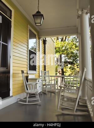 Land-Veranda eines gelben Hauses Stockfoto