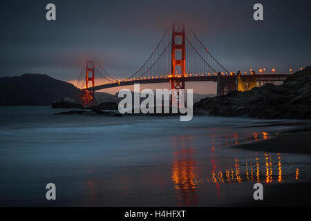 Die Golden Gate Bridge in der Dämmerung, fotografiert von Baker Beach Stockfoto