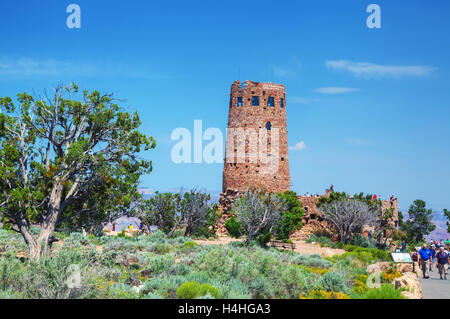 GRAND CANYON VILLAGE, AZ - 20 AUGUST: Überfüllt mit Menschen Desert View Watchtower Punkt am Grand-Canyon-Nationalpark Stockfoto