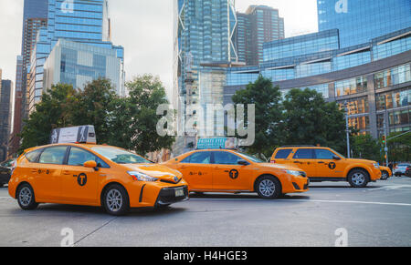 NEW YORK CITY - SEPTEMBER 05: Yellow Cabs morgens am 5. Oktober 2015 in New York City. Stockfoto