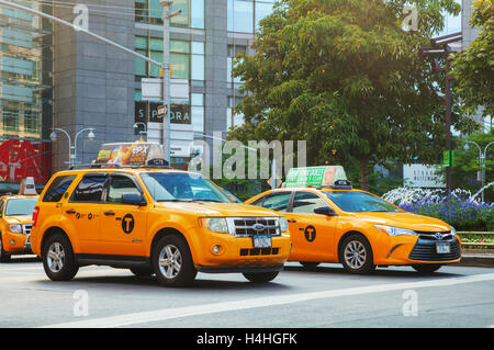 NEW YORK CITY - SEPTEMBER 05: Yellow Cabs morgens am 5. Oktober 2015 in New York City. Stockfoto